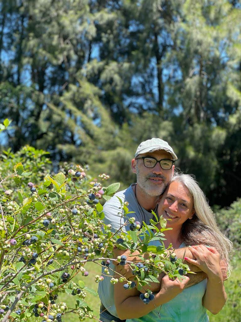 Maximiliano y Gisela en el campo agroecológico de Lima, Zárate